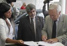 El Rector recibió un automóvil Citroën destinado a Ingeniería   