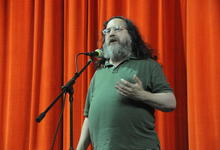 Stallman fue recibido por el rector y dio charlas a sala llena en el Centro Cultural 