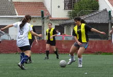 Primeros partidos en fútbol femenino y basquet