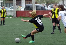 Primeros partidos en fútbol femenino y basquet