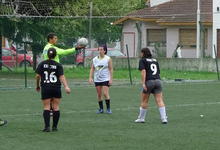 Primeros partidos en fútbol femenino y basquet