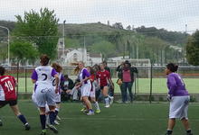 Primeros partidos en fútbol femenino y basquet