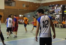 Primeros partidos en fútbol femenino y basquet