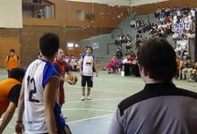 Primeros partidos en fútbol femenino y basquet