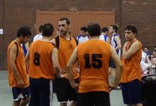 Primeros partidos en fútbol femenino y basquet