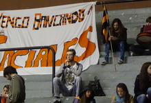 Primeros partidos en fútbol femenino y basquet