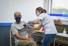 Fotogalería: primeros mayores de 70 vacunados en Universidad Barrial