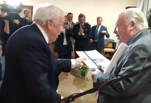 Entregaron Honoris Causa al profesor Adolfo Alvarado Velloso