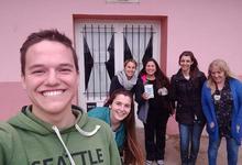 Universitarios extensionistas de Quequén en escuela de Claraz