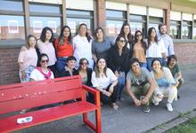 Inauguración de banco rojo en Campus Azul