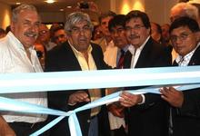 Trabajadores universitarios junto a los líderes de FATUN y CGT