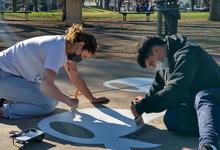 Trabajadores y universitarios restauran pañuelos en plaza central