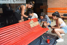 8M: la Facultad de Ciencias Sociales pintó su Banco Rojo